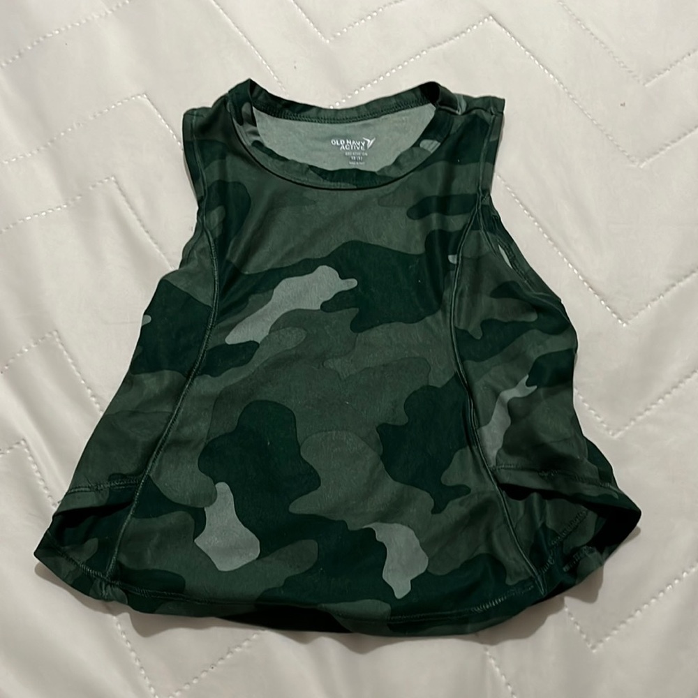 Kids green camo cropped tank top